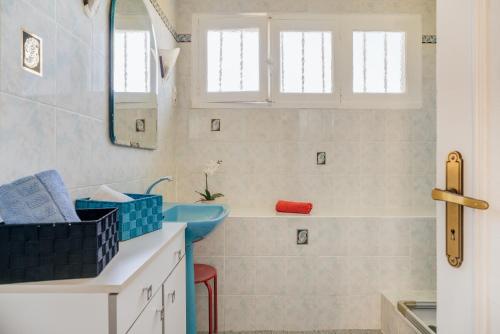 Un baño con bañera, lavabo y espejo. en Maison Chaleureuse Cancale, en Cancale