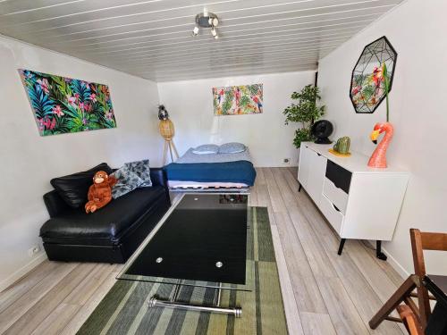 un salon avec un canapé et une table dans l'établissement SavaneLH by Beds76, au Havre