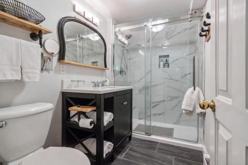 Bilik mandi di Farmhouse Inn B&B