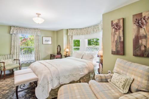 Katil atau katil-katil dalam bilik di Farmhouse Inn B&B