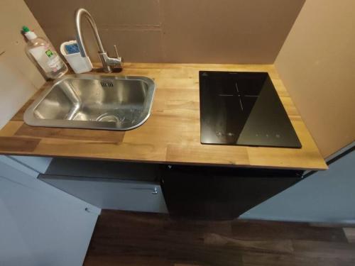 - un comptoir de cuisine avec un évier et un miroir dans l'établissement Studio cosy quartier Chartrons étage 1, à Bordeaux