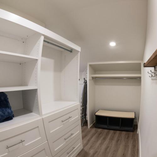 Ein Bett oder Betten in einem Zimmer der Unterkunft Captain Dan's Sunset Suite