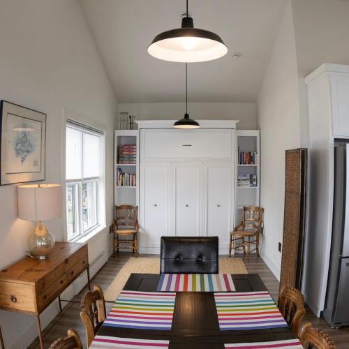 Ein Sitzbereich in der Unterkunft Captain Dan's Sunset Suite