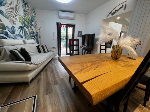 a living room with a wooden table and a couch at Very nice flat in Lerici 5 terre Villa Aurora in centro con parcheggio in Lerici