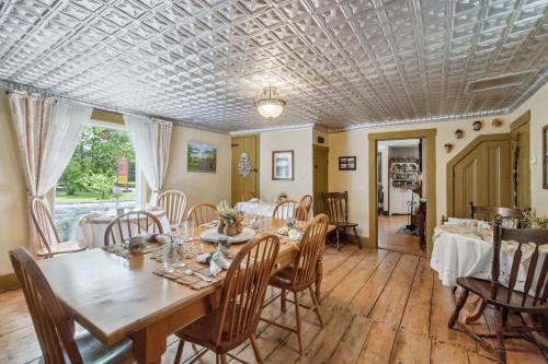 Ruang duduk di Farmhouse Inn B&B
