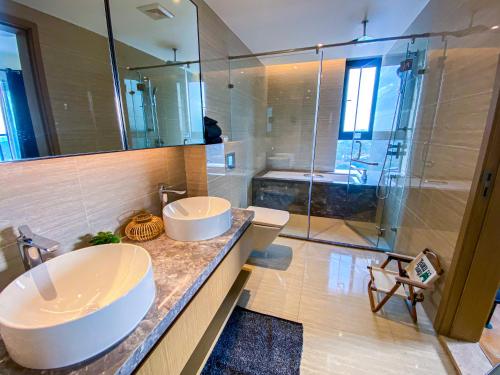 een badkamer met twee wastafels en een douche bij GTC Residence in Nairobi