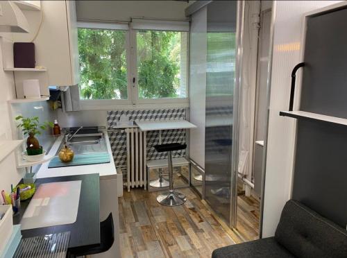 une petite cuisine avec un évier et une fenêtre dans l'établissement Paris Tour Eiffel Mirabeau, à Paris