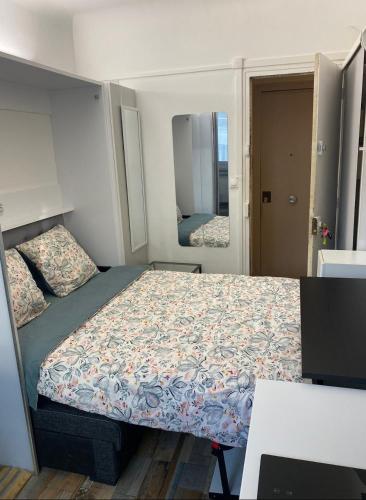 une chambre avec un lit et un miroir dans l'établissement Paris Tour Eiffel Mirabeau, à Paris