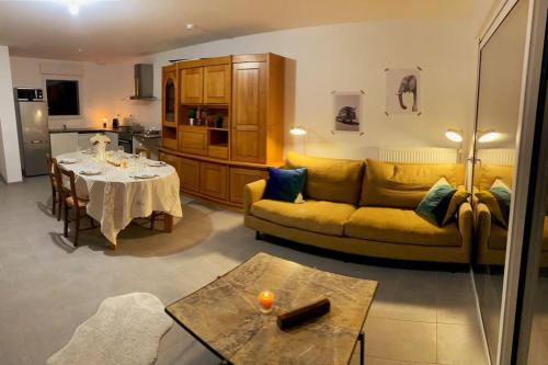 un salon avec un canapé jaune et une table dans l'établissement Maison familiale forêt à pied, à Galluis
