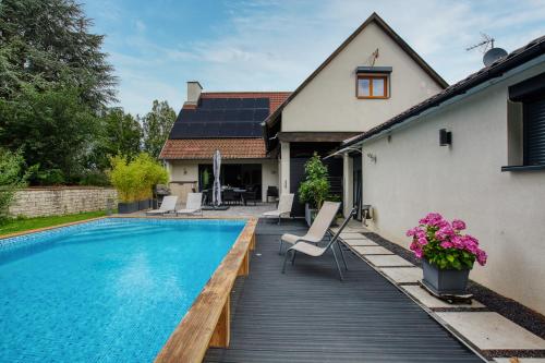 a house with a swimming pool next to a house at Jolie Villa, 300 m2, grand jardin in Furdenheim