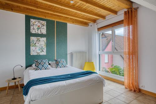 a bedroom with a bed and a window at Jolie Villa, 300 m2, grand jardin in Furdenheim