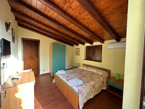 a bedroom with a bed and a wooden ceiling at L'Antica Vigna in Randazzo