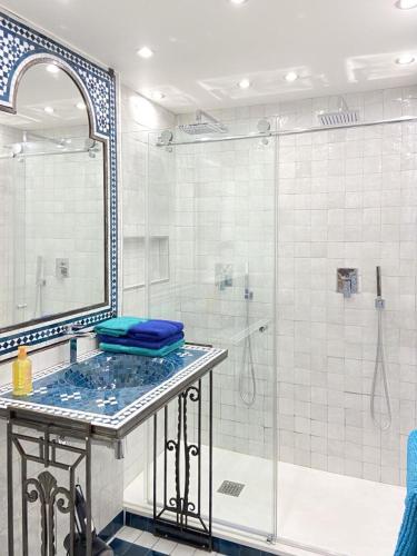 une salle de bain avec une douche en verre et un lavabo dans l'établissement Kantaldi, à Guéthary
