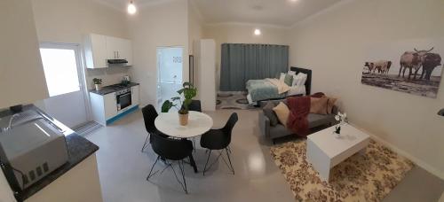 Η κουζίνα ή μικρή κουζίνα στο Sunningdale White House Accomodations