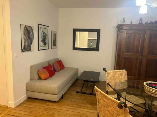 un salon avec un canapé et une table dans l'établissement Beautiful contemporary and cosy flat in Paris, à Boulogne-Billancourt