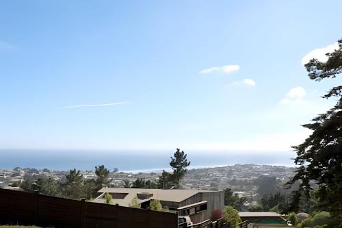 a view of the ocean from a house at Cabaña del Cerro 4 in Pichilemu