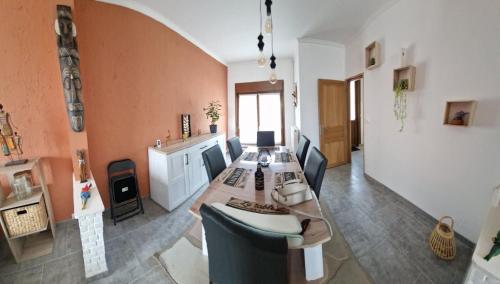 - un salon avec une grande table et des chaises dans l'établissement BB escapade, à Saint-Léonard