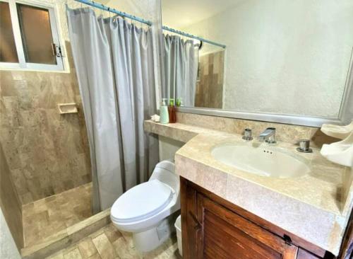 坎昆Habitación dentro de un departamento muy bien ubicado的带水槽、马桶和淋浴的浴室