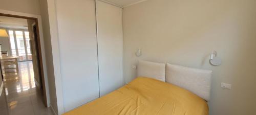 une chambre avec un lit avec une couverture jaune dans l'établissement Résidence Golfe Riviéra, au Golfe-Juan