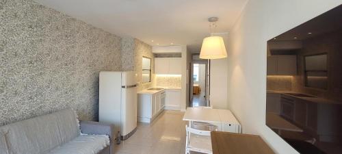 - une cuisine avec un canapé et une table dans une chambre dans l'établissement Résidence Golfe Riviéra, au Golfe-Juan