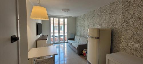 - un salon avec un canapé et un réfrigérateur dans l'établissement Résidence Golfe Riviéra, au Golfe-Juan