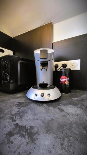 une cafetière posée sur un comptoir dans une cuisine dans l'établissement Appartement du Fort Griffon, à Besançon