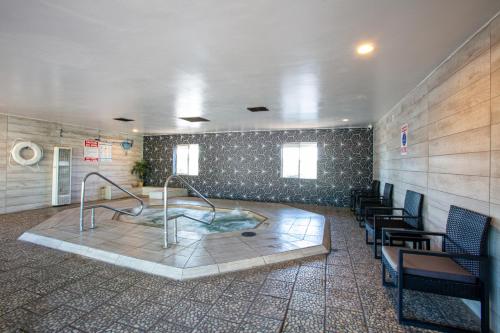 a hot tub in a waiting room with chairs at Hotel Elev8 Flagstaff, Trademark Collection by Wyndham in Flagstaff
