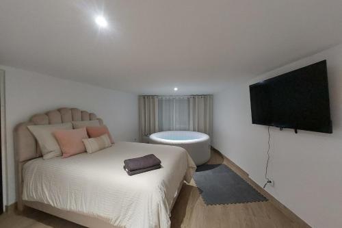 Ένα ή περισσότερα κρεβάτια σε δωμάτιο στο L08 Jacuzzi 5 Étoile par Villa Dengous