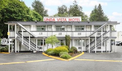 a building with a sign that reads indiana visa motel at Linda Vista Motel in Surrey