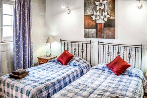two beds sitting next to each other in a bedroom at Ta Karmnu in Għasri