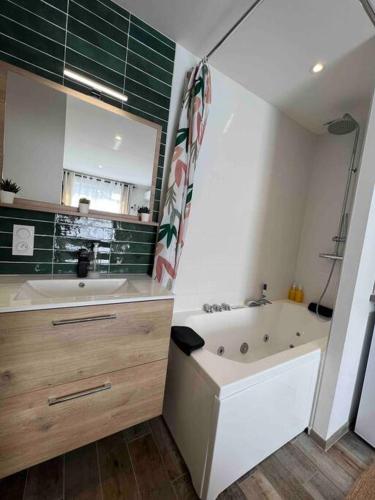 Un baño de Cosy studio l'éclipse Balneo