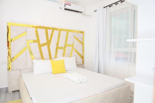 Postel nebo postele na pokoji v ubytování Classy 3 br near Pride Inn