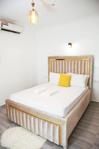 Postel nebo postele na pokoji v ubytování Classy 3 br near Pride Inn