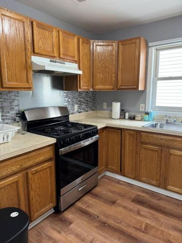 Dapur atau dapur kecil di Cozy Home, Easy Access to NYC