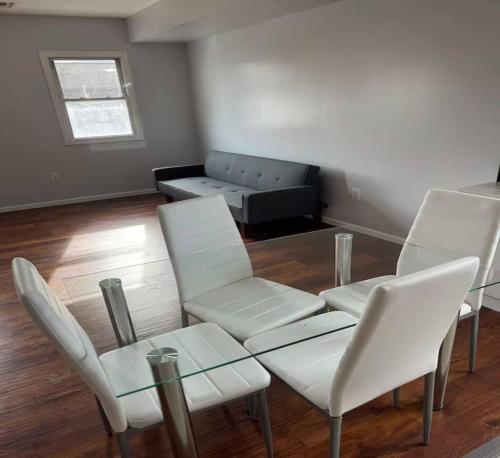 Ruang duduk di 2BR Apartment With Easy Access to NYC