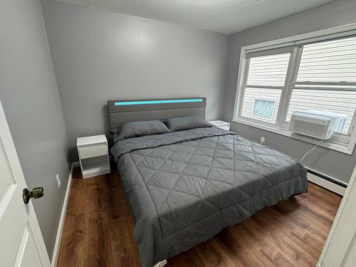 Katil atau katil-katil dalam bilik di Cozy Home, Easy Access to NYC