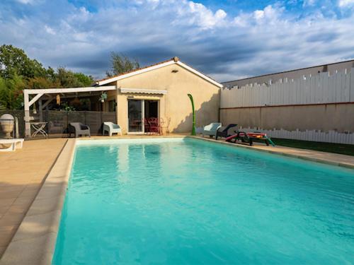 Bazén v ubytování Maison de vacances nebo v jeho okolí