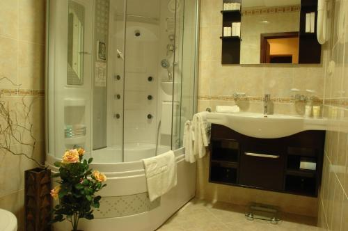 Bilik mandi di Palace Hotel Polom