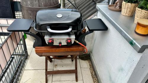 a grill sitting on a stand on a balcony at Traveller Awards 2025 - Nordeifel FW 75 m2 mit 50 m2 Terasse- Thermen-Badewelt, Phanasialand, Köln, Bonn, Eifelwanderung oder nur mal so zum entspannen in Euskirchen