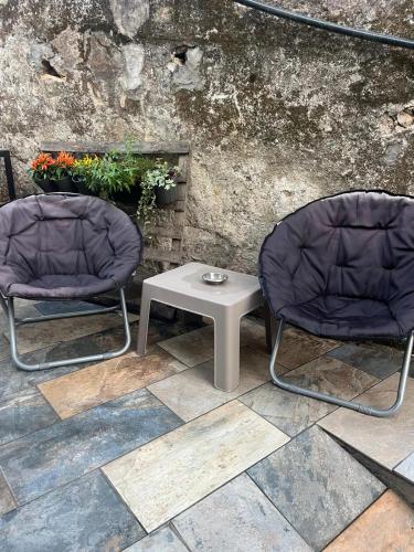 two chairs and a table in front of a wall at Friend's House in Maia