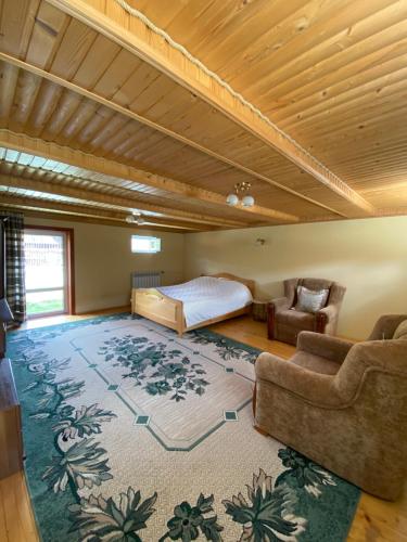 1 dormitorio con cama y alfombra grande en Затишний будиночок біля річки, en Krivorovnya