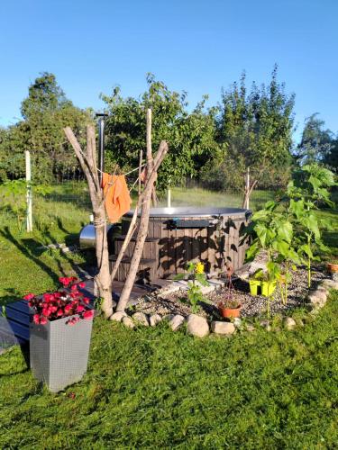 Taman di luar Domek SADKOWO - wśród jabłoni , balia ogrodowa dodatkowo płatna