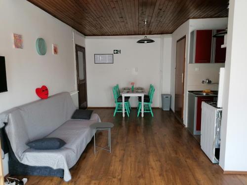赛斯韦泰Cozy 1-bdrm apt in Dubec, ideal for work or study的带沙发和桌子的客厅