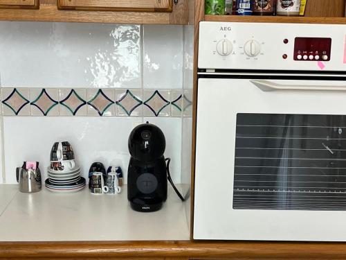 - un comptoir de cuisine avec un appareil noir sur une cuisinière dans l'établissement Aufenthalt im Herzen von Cannes, à Cannes