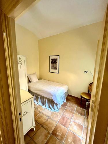 une petite chambre avec un lit et une chaise dans l'établissement Aufenthalt im Herzen von Cannes, à Cannes
