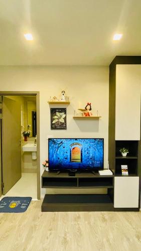 a living room with a large fish tank on a tv at The base Central Pattaya 338 by Numam in Pattaya