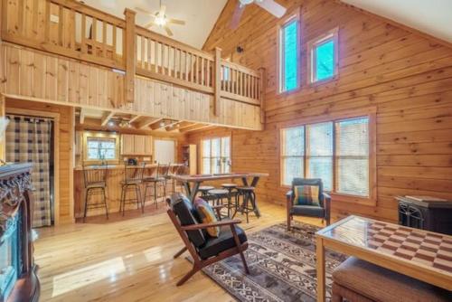 - un salon avec une table et des chaises dans une maison dans l'établissement Hidden Gem Cottage, à Blowing Rock