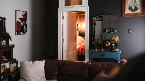 Coin salon dans l'établissement Charming Vintage Flat near Newtown. 11am checkout.