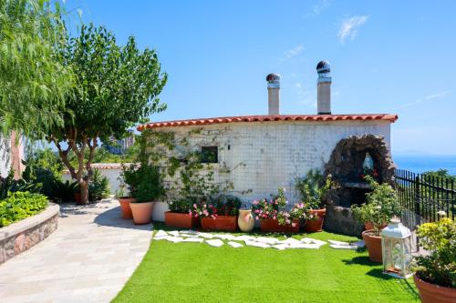 a garden with a house with plants and flowers at Casa Vacanze Lantana in Ischia