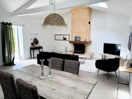 un salon avec un canapé et une cheminée dans l'établissement Charmante maison aux Sables, à Les Sables-dʼOlonne